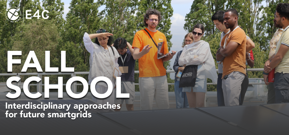 Image d'illustration de l'école d'été. Des participants discutent autour de panneaux photovoltaïques. 